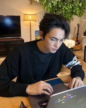 Tar Tinnaphat Leelaphiphatkul Instagram - ทำงานกันฮะ 🐈‍⬛