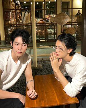 Tar Tinnaphat Leelaphiphatkul Instagram - ใครหล่อกว่ากันครับ 😤