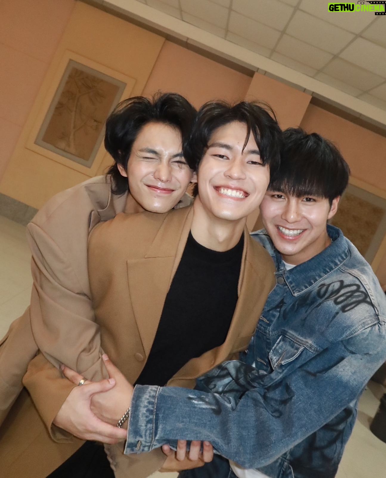 Tar Tinnaphat Leelaphiphatkul - 56.6K Likes - เราสามคนในวัยกลางคน 555555555555