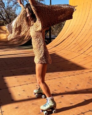 Tara Macken Instagram - BTS: at the ESTRODEN 🏠🛼
Absolute fun filled epic week hanging and collaborating with these world class skaters! 
@moxirollerskates @estrojen @bigb00tysk8rgrl @spicyivey @miguelcamina 
-
-
#moxiskates #moxiskateteam #moxiskatedaily #rollerskating #estroden