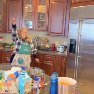 Tara Setmayer Instagram - So much to be thankful for!!
The first Thanksgiving in our new house! 🦃 
As always, we had a blast. 

Mom got her groove on. She’s the best! 
My husband is hilarious & took his infamous “Mac & Cheese dance” to another level. 
@tarastikicat had his seat at the table as always. 🐱 
And dinner was a success! 
Wishing everyone a Happy & Blessed Thanksgiving!!!