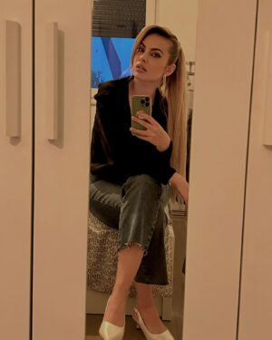 Tara Thaller Instagram - Ponytail vibes over here 🤭

thanks to @primevision.salon & @seamless1_global 
make up @sekakozul