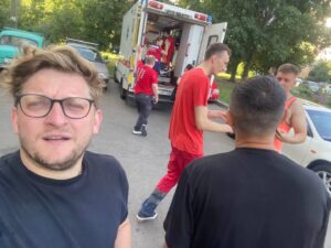Taras Stadnytskyi Instagram - - Там у пенсіонерки інфаркт, а світла нема, ліфт не працює, треба допомогти її спустити на носілках! - високий худорлявий медбрат у спецформі дивиться на нас із Сашком Лопушанським, - Поможете?

Ми переглядаємся, киваємо, лишаєм речі в машині і чимчикуємо за ним. В дворі київської панельної багатоповерхівки вже стоїть два молодих чоловіка, яких теж перехопили на вулиці. Керівництво над нами перебирає невисока медикиня, заходимо в будинок, піднімаємось по сходах.
- А який там поверх? - ніби ненароком питаєм.
- Дев'ятий, - посопуючи, відповідає вона.

Піднімаємся на місце призначення, потрошки віддихуємся.
- Раїса Іванівна, зараз будемо вас спускати! - на місці ще одна медикиня, яка курує всю операцію. 
Раїса Іванівна, старша жіночка за сімдесят, ховає очі, ніби вибачаючись за інфаркт. Медики кладуть її на ноші, ми беремось за ручки, виносимо на сходову клітку і починаємо спускатись.
Проходи вузькі, сходові повороти не дуже зручні, тож треба бути обережними.
- Раїса Іванівна, ви тільки гляньте, скільки вас хлопців носять на руках! - старається жартувати медикиня, проминаючи п'ятий поверх. 

Виносимо з будинку, вантажимо на стаціонарні ноші однієї з машин швидкої допомоги.

- А ви сфоткайте це все, - каже медикиня, - щоб як люди бачать такі ситуації чи їх просять допомогти - щоб не відмовляли! Часи такі, - каже вона там йде до машини.

Насправді не часи такі, а маєм такого сусіда. Тому щоб його ставало менше, того сусіда - закиньте свою сьогоднішню кавуську на РЕБи.

Реквізити в шапці профілю.

А вам гарного понеділка, бережіться і тримайтеся купи.

#стадницький #vipтернопіль #танькаіволодька