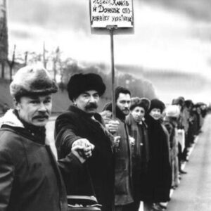 Taras Stadnytskyi Instagram - 21 січня 1990 року

Ні фейсбуку, ні інстаграму, ні вайбера, де можна створити групу і якось організуватися. 
Звичайні "домашні" телефони. 
І сарафанне радіо. 
І живий ланцюг з Києва до Львова 

Зараз би навряд чи це організували, бо купа партій, "Та ти знаєш за кого він голосував??? Я з ним на одному кілометрі стояти не буду!", хтось би запостив в "людоньки, порадьте" в чому йти, як вдягатися, чи брати з собою дітей, а якшо в дитини температура і зелені шмарклі... - і пішло-поїхало

Тому поважаймо цих наших старших. Вони йшли в той ланцюг не заради лайків, смайликів і репостів. 
Вони йшли, бо певно шось всередині казало йти

Зі святом нас 🤗

#тарасстадницький #деньсоборності #деньсоборностіукраїни