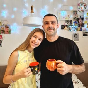 Taras Stadnytskyi Instagram - Сьогодні День народження в цієї маленької дівчинки, яка за зростом вже майже догнала мене 🤷‍♂️

Дуже добре пам’ятаю той вечір 14 січня 2011 року, бо мене якраз тоді… вигнали з роботи.

Я працював ведучим заспівних вечорів в Стагороді – людям за столами роздавались пісенники, вони співали пісень, потім визначалися двоє фіналістів, виходили на сцену (до того часу фіналісти були вже в достатньо доброму, так би мовити, гуморі) і там вже відбувалася основна вокальна битва вечора.

Робота не пильна, платили 50$ за вечір (на той час дуже незле), приїхав, дві-три годинки відпрацював, забрав гроші та й поїхав.

Я про то не знав, але того вечора приїхала якась велика начальниця з Харкова. Вона троха послухала як я веду, їй то не сподобалося, і вона прям в авральному порядку визвала іншого ведучого. 
Я веду, якийсь стіл стоїть співає пісню, музики грають, вечір несеться, і посеред цього всього підходить адміністраторка, відводить вбік і каже, що сьогоднішній вечір доведе інший ведучий. А тобі дуже дякуєм, але ти у нас вже більше не працюєш. А поруч бачу вже переодягненого, готового до роботи Дмитра Корнелюка.

Дотепер пам’ятаю, як їхав в маршрутці і мало не хлипав. Хоч і доводилось працювати з людьми на піку їхньої емоційної активності під впливом пива, але робота була непильна, ще й добре платили. І в цей час прийшла СМС від дружини, що народилася доця.

Ми готувалися до партнерських пологів, але тоді взимку ходила якась вірусяка, медінститут закрили на карантин. Та й якщо бути чесним із собою – я навряд чи тоді був готовий до такого досвіду.

Так от, після тої СМС-ки я плюнув на своє звільнення, вийшов з маршрутки, купив якихось майонез-кетчуп-батон-курка і поїхав на Левандівку до Андрія Микитюка (хресний Олесі). Там ми випивали і дивились якийсь фільм про чоловіка, що прийшов до тями закопаним в труні, і за допомогою мобільника дзвонить куди може, щоб його знайшли поки він не задихнувся 🤷‍

Якщо хочете сьогодні привітати Олесю – то закиньте своє привітання за посиланням в шапці про на FPV-дрони 👆
Бо все що Олеся сьогодні має – можливість ходити в школу, обійняти бабусь чи навіть зробити оце фото зі мною – це все виключно завдяки Збройним силам України

#історіязакаву