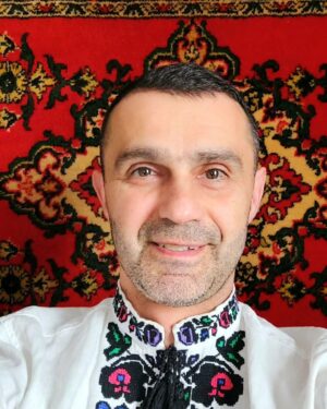 Taras Stadnytskyi Instagram - будучи в мами на свята і маючи такий фон - то було просто гріх не сфоткатись!

Христос воскрес, товариство!

зі святами нас всіх!
пошвидшої нам перемоги, а для цього підтримуєм ЗСУ де б ми не були і що б ми не робили 💪