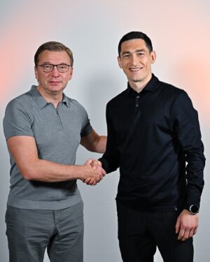 Taras Stepanenko Instagram - ✍️ Новий контракт для капітана й легенди @tarasstepanenko ⚒
⠀
🧡 Тарас Степаненко залишається в «Шахтарі» до кінця сезону-2024/25.
⠀
✍️ New contract for the captain and legend ⚒
⠀
🧡 Taras Stepanenko stays at Shakhtar until the end of the 2024/25 season.
⠀
#Шахтар #Shakhtar #FCShakhtar #FCSD #Украіна #Ukraine #football #футбол #Донецьк #Donetsk #Kharkiv #Харків #Киів #Kyiv #Львів #Lviv #УПЛ #UPL #ПремьерЛига #PremierLeague #новини #news #FootballStandsTogether #StandWithUkraine #Степаненко #Stepanenko #команда #team