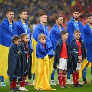 Taras Stepanenko Instagram - Колись, у ретроспективі, роки, проведені у боротьбі, здаватимуться вам найщасливішими.
⠀
Цей вираз завжди зі мною, коли тяжко та боляче.
⠀
Останні місяці усі мої думки про Перемогу у війні та потрапляння на Чемпіонат світу. Та ці мрії були пов‘язані одна з одною міцним зв‘язком, який був у мене у серці та грів душу.
⠀
Потрапити до Катару - мета, яка була так близько, що ми майже зуміли до неї доторкнутися, відчути запах перемоги та подарувати найважливіше - посмішку та неймовірні позитивні емоції для Українців.
⠀
Сильні люди створюють свою вдачу, а українці - дуже сильна нація. Тепер це знають в усьому світі. І у війні ми обов‘язково переможемо, усі разом. І колись Чемпіонат Світу проведуть в Україні, я в цьому не сумніваюся.
⠀
На жаль, я не зможу допомогти збірній у матчах з Вірменією та Ірландією. Тому для мене цей сезон завершено. Ментально - найважчий сезон у моєму житті. І це дуже тяжкий досвід, який дає можливість зробити висновки та бути сильнішим.
⠀
Все буду добре. Далі буде… Слава Україні 🇺🇦