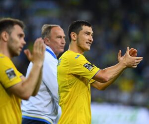 Taras Stepanenko Instagram - Зараз ми у Німеччині, а серце вдома.
Ми граємо у футбол, а думки у Маріуполі.
Радіємо голу, а душа болить...
⠀
Кожен крок та дія з Україною в унісон.
Кожна перемога важлива!
⠀
Дякую, @borussia , за цей матч 🙏
⠀
Хлопці @mmudryk10 та @pikhalonok76 , вітаю з дебютами 💪 у збірній 🇺🇦