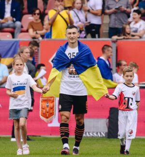 Taras Stepanenko Instagram - Peace for Ukraine 🇺🇦🙌🏻 Разом до Перемоги🇺🇦🇺🇦🇺🇦❤️ @fcshakhtar