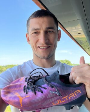 Taras Stepanenko Instagram - Друзі, сьогодні на японському суспільному телебаченні, телеканалі NHK, у рамках проєкту «Спорт і люди» вийшла 45-хвилинна програма під назвою «Поле битви: збірна України з футболу та пошуки змісту у грі», одним з головних героїв якої є я.
⠀
Був радий поспілкуватися з японськими журналістами та розказати більше про українську збірну з футболу шанувальникам футболу в Японії.
⠀
🙏 Дякую вашій країні за підтримку моєї держави у складні часи. Та хочу оголосити аукціон та розіграти свої бутси. У них я готувався та брав участь у відбіркових матчах до ЧС-2022. Я буду радий, якщо мої бутси будуть у наших вболівальників в Японії!
⠀
Умови участі ⬇️
⠀
❗️Зробіть ставку у коментарях. Перша ставка - 500$
❗️Мінімальний крок для підняття ставки - 100$ та вище
❗️Аукціон завершиться - 25 липня. Переможця з найвищою ставкою відмічу у сторі.
⠀
Кошти від аукціону будуть спрямовані у волонтерський центр "Паляниця" @palyanycia_uov , що опікується людьми в евакуації, зокрема допомагає дітям, постраждалим від війни.
⠀
皆様
お世話になっています。今夜日本のNHKのスポーツ・ヒューマンという番で「「悲しみのなか 誇りをかけて〜サッカー・ウクライナ代表〜」という番組が報道された。その中の1人の主人公が私です。
⠀
今回日本のメディアの皆様とお話しできて、そして日本のサッカーファンにウクライナ代表やウクライナサッカーについてより詳しく教えることができてよかったです。
⠀
厳しい状況の中でウクライナを応援してくださる日本に深く感謝しています。この機会にを兼ねて自分のブーツをオークションにかけたいです。このサッカーシーズで私はワールドカップ予選の準備と試合を乗り切った。自分のサッカーシューズは日本のファンの手元に届くことを嬉しく思います。
⠀
オークションは500ドルからスタートします。一歩は百ドルです。期間限定付きで7月25日で終了します。勝ち抜いた人をストーリーで発表します。そしてサイン入りのサッカーシューズを航空便で送ります。
⠀
オークションで稼いだお金の全額を海外避難中のウクライナ人の大人と子供を支えるボランティアセンターの「パーリャニーツアー」に寄付します。
⠀
どうぞ宜しくお願い致します。
⠀
タラス・ステパネンコ