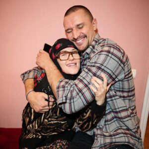 Taras Tsymbaliuk Instagram - То був кльовий черговий тур містами України! 
Вдячний, щирий глядач, котрий з початком війни, подвійно цінує все українське, аплодував і запрошував неодмінно приїздити ще… 
Да, звісно, десь розумію, шо зара мистецтво і певна форма трансляції того всього не на часі… 
Трясця його, у важкі часи доводиться жити українцям… 
Але завше знаходиться одне «але»!
Тут це «але», полягло у кількості глядацьких подяк і тих надщирющих очей, шо, як правило, забігають до нас у гримерки і уклінно дякують за приїзд, за показ… 
Народжується унікальний обмін енергією…
Бува, за нестачею, то порівнюють з повітрям, бо деінде - рідко хто приїздить… : найбільш ціную діапазон антрепризи, за те що можна привезти людям виставу до їх дому!

Після кількох вистав, бачу, шо «Наші Кайдаші»- від двох прекрасних Олійників, виявилась, потрібною пігулкою для українців. І піздарики, як то приємно! 
Оскільки доля випала мені відчути більше фракцій та фібрів цього маріалу, ніж я гадав, скажу наступне : Нечуй-Левицький, у свій час, зробив «страшне»,- створив телепортальний матеріал, де кожен українець може підійти до паркану і побачити себе, певні підкреслення родинних взаємин, вайб і  пережитковий звʼязок з селом чи смт… а головне - з посмішкою та мокрими очима відчути те все одночасно.

Ми вдруге з Жекою збираємо дуже кайфовий та багатогранний каст акторів. 
Кажу без перебільшень. Кльові люди. Безмірно талановиті. Ще і, як виявилось, чітко відкалібрувались на свої ролі у «Наших Кайдашах». 
Знаєте, той випадок, коли жанрова «збірна-солянка» за короткий проміжок часу стає, напрочуд, гармонійним колективом! 

Тож, підсумовуючи, запрошую вас на наші вистави! Ми будемо раді вам трохи підняти настрій та обійнятися після дійства!
І ще, пам’ятайте, відвідавши наших «Кайдашів», ви робите безпосередній донат, бо я з @actoroleiinyk частину заробленого постійно спрямовую на поміч хлопцям! 
Обіймаю!