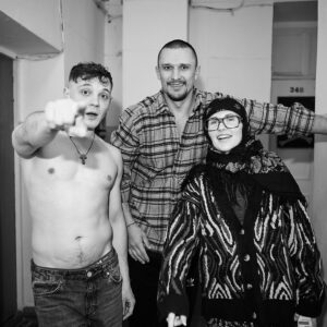 Taras Tsymbaliuk Instagram - То був кльовий черговий тур містами України! 
Вдячний, щирий глядач, котрий з початком війни, подвійно цінує все українське, аплодував і запрошував неодмінно приїздити ще… 
Да, звісно, десь розумію, шо зара мистецтво і певна форма трансляції того всього не на часі… 
Трясця його, у важкі часи доводиться жити українцям… 
Але завше знаходиться одне «але»!
Тут це «але», полягло у кількості глядацьких подяк і тих надщирющих очей, шо, як правило, забігають до нас у гримерки і уклінно дякують за приїзд, за показ… 
Народжується унікальний обмін енергією…
Бува, за нестачею, то порівнюють з повітрям, бо деінде - рідко хто приїздить… : найбільш ціную діапазон антрепризи, за те що можна привезти людям виставу до їх дому!

Після кількох вистав, бачу, шо «Наші Кайдаші»- від двох прекрасних Олійників, виявилась, потрібною пігулкою для українців. І піздарики, як то приємно! 
Оскільки доля випала мені відчути більше фракцій та фібрів цього маріалу, ніж я гадав, скажу наступне : Нечуй-Левицький, у свій час, зробив «страшне»,- створив телепортальний матеріал, де кожен українець може підійти до паркану і побачити себе, певні підкреслення родинних взаємин, вайб і  пережитковий звʼязок з селом чи смт… а головне - з посмішкою та мокрими очима відчути те все одночасно.

Ми вдруге з Жекою збираємо дуже кайфовий та багатогранний каст акторів. 
Кажу без перебільшень. Кльові люди. Безмірно талановиті. Ще і, як виявилось, чітко відкалібрувались на свої ролі у «Наших Кайдашах». 
Знаєте, той випадок, коли жанрова «збірна-солянка» за короткий проміжок часу стає, напрочуд, гармонійним колективом! 

Тож, підсумовуючи, запрошую вас на наші вистави! Ми будемо раді вам трохи підняти настрій та обійнятися після дійства!
І ще, пам’ятайте, відвідавши наших «Кайдашів», ви робите безпосередній донат, бо я з @actoroleiinyk частину заробленого постійно спрямовую на поміч хлопцям! 
Обіймаю!