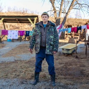 Taras Tsymbaliuk Instagram - «Юпак» Сергія Сайгона.

Якщо вам був близьким серіал «Спіймати Кайдаша», якщо ваше життя якось переплетене з селом, то ви просто не маєте права пройти повз цієї неймовірної історії! 

Яка ж тут мова, люди добрі… діалект прямісінько з вуст пересічного туземського люду… 
Я не фанат популяризації суржику. Навіть не так : суржик має органічно поєднуватись з задумом. Він має бути виправданим. Як тут, наприклад, в романі Сайгона. 

Тут скупчення дуже яскравих атрибутів українського села. Читачеві вміло дане все знайоме і чіпаюче. 
Доступність і справжність всього написаного одразу хапає. Бо воно наше. Воно написано з нашого - рідного, пережитого… 
Прекрасний головний герой затягує з перших сторінок, хоч він - бездушний транспортний засіб… але до його перипетій тяжко лишитись байдужим…

Хочу процитувати купу смакоти… Але тре обійтись без натяків на спойлер, бо локації чи вирвані з контексту фрази одразу будуть подані на дофантазовування… А тут письменник поставив дуже гідну планку, котру переплюнути буде тяжко. 

Це, до речі, той випадок, коли недосвідченість автора  стала його помітним козирем, і на виході маємо автентичне письмо, і якусь нову структуру побудови прози. Тому, геть не дарма світові критики мусіли  оцінити «Юпак». 

Трагікомізм книги не дасть втомитись. Все на грані. Інтенсивно і гармонійно. Всі історії чи глави однаково скрупульозно-сильні! Роман ковтається за день-два. 

Я кайфонув, народ… одна з топ-книг мого нинішнього читацького року. 
Бо достойний твір - він ото, як міцний алкоголь, чи красива дівчина… чи кльовий автомобіль… все ж має пришвидшити пульс... - от це прям воно! 

Дякую за цей роман про глухе, забите село в степу, де ніхто не свій, окрім своїх…