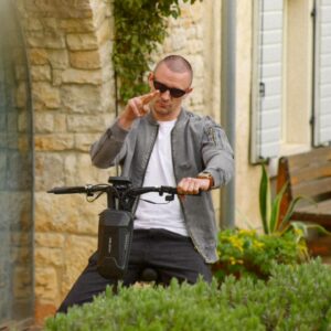 Taras Tsymbaliuk Instagram - Знайомтесь з кіногероєм Тараса Цимбалюка 🎥

МАРК - щось середнє між «Міцним горішком» Брюсом Уіллісом та комічним шпигуном Джейсеном Стетхемом😎 Він хоче стати агентом Інтерполу, не питаючи, чи хоче цього сам Інтерпол? 

Марка постійно критикує Ксенія, яку грає Наталка Денисенко. До речі хто вона йому: сестра, коханка, дівчина, сусідка, шкільне кохання?

Марк відміняє своє весілля і шукає нову любов, і тут доля зводить його з давно забутим шкільним коханням🫶 Що з цього вийде, побачите у фільмі😉 Тому підписуйтесь на сторінку нашої комедії 🍿

А ти був закоханий в школі? 🫶
