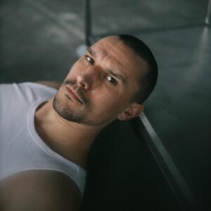 Taras Tsymbaliuk Instagram - Я трохи в ахуї… Ця вся історія… «звільнення Залужного» 
Більш того, це вочевидь, і нездорово виглядає…
Думаю, цей, доволі крінжовий сканворд, неприємно кидається в очі українцям…
Є періоди, коли події «під мікроскопом». Типу, як зара. Однозначно, ми не все бачимо, далеко не все знаємо… щось, як правило важливе, нам не дають знати…
Ну,але ми намагаємося.

У нас є маса чинників, що підкумарюють суспільство…
Є помітний, прогресивний масштаб корупції, наприклад. Є хуєва гора людей, що спекулюють і наживаються на війні. Це ясно.
Всі війни людства народжували різні, негативні для внутрішнього становлення структури - мародерів, гієн, загарбників, тіньових фігурантів і ще - бла бла бла(мільйон подібних/різновидів підгруп)…

Але, вибачте, нарешті є головнокомандувач - Залужний. У нього, до речі, як ніколи рідкість, ПО-ПРАВУ, високий рейтинг(ааа може, в цьому «проблемка»?)… 
І тут качають тезу про його звільнення…  хм… от прямо - хм… 
Чому так ? 
Це ж, чи не єдина людина серед наших керманичів, якій довіряє зараз основний прошарок України - військові! Важлива акредитація довіри ? - ключова! Бо завойовувалась важкелезним досвідом! 

Він з 18го року в ЗСУ, і ще з початку 90их - на службі… і це той, МАКСИМАЛЬНО РІДКИЙ ВИПАДОК, коли людина дійсно на своєму місці. У нашій країні нарешті зʼявилась така тривала довіра хоч до когось!

Повторююсь : велика кількість Людей на передовій довіряє ТІЛЬКИ ЙОМУ(і це далеко не дарма), бо він - їх опора, віра і стержень! Мабуть, це зараз рушійне і головне!

Ну, піздец…

«Як би важко нам не було, але вже точно не буде соромно»
Ага.. За Вас, пане генерал, ні, не буде… А от… ех…