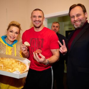 Taras Tsymbaliuk Instagram - То був кльовий черговий тур містами України! 
Вдячний, щирий глядач, котрий з початком війни, подвійно цінує все українське, аплодував і запрошував неодмінно приїздити ще… 
Да, звісно, десь розумію, шо зара мистецтво і певна форма трансляції того всього не на часі… 
Трясця його, у важкі часи доводиться жити українцям… 
Але завше знаходиться одне «але»!
Тут це «але», полягло у кількості глядацьких подяк і тих надщирющих очей, шо, як правило, забігають до нас у гримерки і уклінно дякують за приїзд, за показ… 
Народжується унікальний обмін енергією…
Бува, за нестачею, то порівнюють з повітрям, бо деінде - рідко хто приїздить… : найбільш ціную діапазон антрепризи, за те що можна привезти людям виставу до їх дому!

Після кількох вистав, бачу, шо «Наші Кайдаші»- від двох прекрасних Олійників, виявилась, потрібною пігулкою для українців. І піздарики, як то приємно! 
Оскільки доля випала мені відчути більше фракцій та фібрів цього маріалу, ніж я гадав, скажу наступне : Нечуй-Левицький, у свій час, зробив «страшне»,- створив телепортальний матеріал, де кожен українець може підійти до паркану і побачити себе, певні підкреслення родинних взаємин, вайб і  пережитковий звʼязок з селом чи смт… а головне - з посмішкою та мокрими очима відчути те все одночасно.

Ми вдруге з Жекою збираємо дуже кайфовий та багатогранний каст акторів. 
Кажу без перебільшень. Кльові люди. Безмірно талановиті. Ще і, як виявилось, чітко відкалібрувались на свої ролі у «Наших Кайдашах». 
Знаєте, той випадок, коли жанрова «збірна-солянка» за короткий проміжок часу стає, напрочуд, гармонійним колективом! 

Тож, підсумовуючи, запрошую вас на наші вистави! Ми будемо раді вам трохи підняти настрій та обійнятися після дійства!
І ще, пам’ятайте, відвідавши наших «Кайдашів», ви робите безпосередній донат, бо я з @actoroleiinyk частину заробленого постійно спрямовую на поміч хлопцям! 
Обіймаю!