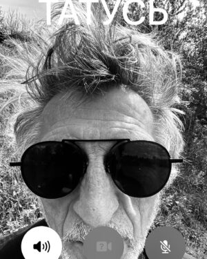 Taras Tsymbaliuk Instagram - По-перше, обожнюю, коли Татусь дзвонить! Фотка - доказ, що 70 йому тільки у документах. А всередині сидить пацан, котрий рвучко, з жагою обожнює життя. 
Коли ріс, Тато з усіх сторін презентував мені українську літературу. Живучи, ще не зустрічав людей, котрі знають предмет глибше ніж він : величезний шмат життя був покладений на тисячі книг, сотні наукових робіт та досліджень, котрі практично щодня продовжуються. 

Пізніше, коли я вже міг якісь речі бачити серйозніше,  знайомився більш предметно з нашими класиками.
Так от : мене просто трощив, наприклад, талант новеліста - Стефаника.. Ще тоді, памʼятаю, читаючи його «Новину» у мене піджак загорявся від могутнього уміння автора показати читачеві одразу корінь… буквально кількома реченнями зачепити… 
Стус… Да, у якісь його певні вірші доводилось вчитуватись десятки разів, аби відчути той глибочезний зміст… 
Леся Українка, Франко, Біблія українського народу - «Кобзар», Маланюк, Ліна Костенко, Симоненко і тд… 

Але, разом з тим усім, завше питав у Тата, типу : «Чому наша література, переважно, така депресивно-трагічна?»
Сотні талановитих оспівувань реально наводять смуток… навіть в паралель з ексклюзивною подачею… 

Відповідь Тата була схожою на думку геніального Стуса : «Поет - це людина. Насамперед... Якби краще жилось, я б віршів не пиcав, а робив би коло землі...»
Якби краще жилося… 

Шо ж вкладати в свою творчість чим надихатись, як ця вовча історія стільки разів поверталась до українців копчиком та вкарбовувалась геть не на нашу користь… 
Формуючись в період Коліївщини, голодомору, репресій, чергових розстріляних відроджень і, на превеликий жаль можна вести перелік знатно далі…, наші письменники описували і фіксували те, що бачили з вікна … 

Тому, в якийсь певний момент, я усвідомив , що трагічна історія стала невід’ємною складовою творчості великих українських письменників. А як, будучи в адекваті, не лишити відгук після того всього?
Мистецтво завжди крокувало в ногу з історією…
Так завжди і скрізь було і буде. 
Єдине, шкода, що концентрація трагедії продовжує бути надлишком на нашій землі…
