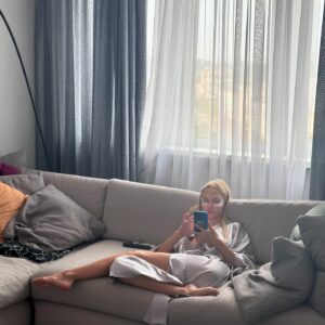 Taras Tsymbaliuk Instagram - З днем народження, моя унікальна дівчинка! 
Ти даруєш виключно найкращі емоції! 
Безмежно дякую, що поруч, що мотивуєш і підштовхуєш тільки вперед! 
Будь завжди щасливою та оптимістично налаштованою, як, наприклад, на першій фотографії у Корсуні, де тебе переповнює радість перед знайомством з моїми батьками ❤️😆
Люблю!