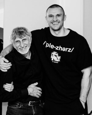 Taras Tsymbaliuk Instagram - По-перше, обожнюю, коли Татусь дзвонить! Фотка - доказ, що 70 йому тільки у документах. А всередині сидить пацан, котрий рвучко, з жагою обожнює життя. 
Коли ріс, Тато з усіх сторін презентував мені українську літературу. Живучи, ще не зустрічав людей, котрі знають предмет глибше ніж він : величезний шмат життя був покладений на тисячі книг, сотні наукових робіт та досліджень, котрі практично щодня продовжуються. 

Пізніше, коли я вже міг якісь речі бачити серйозніше,  знайомився більш предметно з нашими класиками.
Так от : мене просто трощив, наприклад, талант новеліста - Стефаника.. Ще тоді, памʼятаю, читаючи його «Новину» у мене піджак загорявся від могутнього уміння автора показати читачеві одразу корінь… буквально кількома реченнями зачепити… 
Стус… Да, у якісь його певні вірші доводилось вчитуватись десятки разів, аби відчути той глибочезний зміст… 
Леся Українка, Франко, Біблія українського народу - «Кобзар», Маланюк, Ліна Костенко, Симоненко і тд… 

Але, разом з тим усім, завше питав у Тата, типу : «Чому наша література, переважно, така депресивно-трагічна?»
Сотні талановитих оспівувань реально наводять смуток… навіть в паралель з ексклюзивною подачею… 

Відповідь Тата була схожою на думку геніального Стуса : «Поет - це людина. Насамперед... Якби краще жилось, я б віршів не пиcав, а робив би коло землі...»
Якби краще жилося… 

Шо ж вкладати в свою творчість чим надихатись, як ця вовча історія стільки разів поверталась до українців копчиком та вкарбовувалась геть не на нашу користь… 
Формуючись в період Коліївщини, голодомору, репресій, чергових розстріляних відроджень і, на превеликий жаль можна вести перелік знатно далі…, наші письменники описували і фіксували те, що бачили з вікна … 

Тому, в якийсь певний момент, я усвідомив , що трагічна історія стала невід’ємною складовою творчості великих українських письменників. А як, будучи в адекваті, не лишити відгук після того всього?
Мистецтво завжди крокувало в ногу з історією…
Так завжди і скрізь було і буде. 
Єдине, шкода, що концентрація трагедії продовжує бути надлишком на нашій землі…