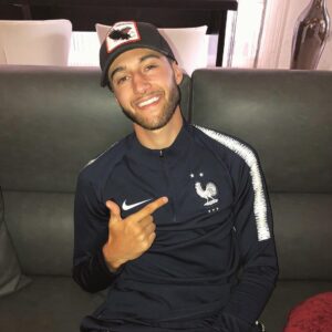 Tarek Benattia Instagram - À tous les détracteurs de l’équipe de France, je vous remercie pour avoir cru en notre défaite ce soir malheureusement pour vous nous sommes champions du monde et nous ajoutons la deuxième étoile à notre maillot, merci encore à notre équipe qui est juste magnifique & bravo aux champions du monde 🇫🇷❤🙏🏻 ! @equipedefrance .