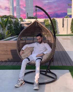 Tarek Benattia Instagram - Tout est bon la famille on est carrément en direct de Dubaï qu’elle ville magnifique j’espère que vous vous portez bien #OneLove ❤️!