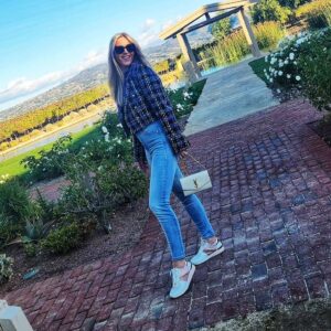 Tatiana Dumitru Instagram - Striding forward with purpose, I'm always on the move. 🚀

Don't wait for opportunities, create them. 

Pick up that phone. 

Compose that email. 

Attend that event. 

When unsure, say yes, you'll figure it out later. But be unapologetic for saying 'no' if it gets in the way. 

New week ahead, and it's already looking good. 🌟👑