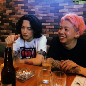 Tatsuya Kitani Instagram - .
こないだ福岡行った時、20年ぶりくらいに幼馴染みに会ったよ 楽しくなりすぎちゃってｸﾞﾃﾞﾝｸﾞﾃﾞﾝになってマサックさんに介護してもらうに至った

20年空いてても全然かわらず遊べる友だち、よいでしょ