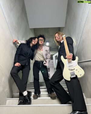 Tatsuya Kitani Instagram - .
たなかとゆうこすさんの挙式、披露宴、二次会までとっても楽しませていただきました 本当にサイコーかわゆ夫婦 人生初の結婚式参列だったんだけど「幸せのお裾分け」って言われる意味がよくわかりましたわ おれも幸せになっちゃお〜負けじと 

おれはDiosを乗っ取って「愛を込めて花束を」を歌わせていただくなどしました

3枚目: 夢遊病者は此岸にてのデータを頑張ってまとめるササノさん（本番20分前）

6枚目: 大好きなイチカさんのギターを目の前で見てクゥ〜となっている、キタニ

7枚目: キタニタツヤさんと一緒にデュエットができるのが嬉しすぎて男泣きしている、たなか