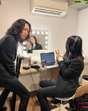 Tatsuya Kitani Instagram - .
たなかとゆうこすさんの挙式、披露宴、二次会までとっても楽しませていただきました 本当にサイコーかわゆ夫婦 人生初の結婚式参列だったんだけど「幸せのお裾分け」って言われる意味がよくわかりましたわ おれも幸せになっちゃお〜負けじと 

おれはDiosを乗っ取って「愛を込めて花束を」を歌わせていただくなどしました

3枚目: 夢遊病者は此岸にてのデータを頑張ってまとめるササノさん（本番20分前）

6枚目: 大好きなイチカさんのギターを目の前で見てクゥ〜となっている、キタニ

7枚目: キタニタツヤさんと一緒にデュエットができるのが嬉しすぎて男泣きしている、たなか