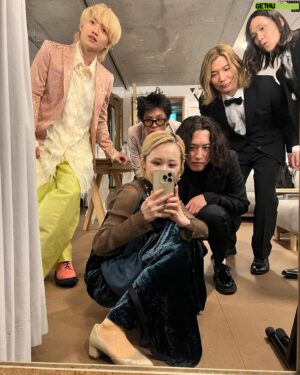 Tatsuya Kitani Instagram - .
たなかとゆうこすさんの挙式、披露宴、二次会までとっても楽しませていただきました 本当にサイコーかわゆ夫婦 人生初の結婚式参列だったんだけど「幸せのお裾分け」って言われる意味がよくわかりましたわ おれも幸せになっちゃお〜負けじと 

おれはDiosを乗っ取って「愛を込めて花束を」を歌わせていただくなどしました

3枚目: 夢遊病者は此岸にてのデータを頑張ってまとめるササノさん（本番20分前）

6枚目: 大好きなイチカさんのギターを目の前で見てクゥ〜となっている、キタニ

7枚目: キタニタツヤさんと一緒にデュエットができるのが嬉しすぎて男泣きしている、たなか