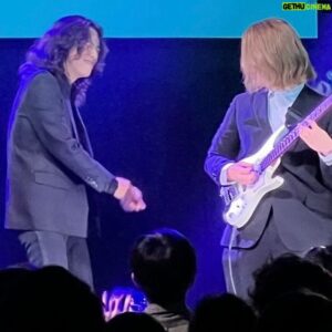 Tatsuya Kitani Instagram - .
たなかとゆうこすさんの挙式、披露宴、二次会までとっても楽しませていただきました 本当にサイコーかわゆ夫婦 人生初の結婚式参列だったんだけど「幸せのお裾分け」って言われる意味がよくわかりましたわ おれも幸せになっちゃお〜負けじと 

おれはDiosを乗っ取って「愛を込めて花束を」を歌わせていただくなどしました

3枚目: 夢遊病者は此岸にてのデータを頑張ってまとめるササノさん（本番20分前）

6枚目: 大好きなイチカさんのギターを目の前で見てクゥ〜となっている、キタニ

7枚目: キタニタツヤさんと一緒にデュエットができるのが嬉しすぎて男泣きしている、たなか