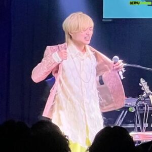 Tatsuya Kitani Instagram - .
たなかとゆうこすさんの挙式、披露宴、二次会までとっても楽しませていただきました 本当にサイコーかわゆ夫婦 人生初の結婚式参列だったんだけど「幸せのお裾分け」って言われる意味がよくわかりましたわ おれも幸せになっちゃお〜負けじと 

おれはDiosを乗っ取って「愛を込めて花束を」を歌わせていただくなどしました

3枚目: 夢遊病者は此岸にてのデータを頑張ってまとめるササノさん（本番20分前）

6枚目: 大好きなイチカさんのギターを目の前で見てクゥ〜となっている、キタニ

7枚目: キタニタツヤさんと一緒にデュエットができるのが嬉しすぎて男泣きしている、たなか