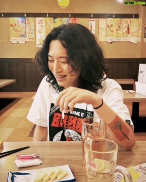 Tatsuya Kitani Instagram - .
27歳になったぞ！！！！！！初めて楽器持った日から干支が一周した 音楽続いてるな〜 今年も良い作品を沢山作れますように…

今年こそは晩杯屋を卒業し、港区の会員制バー（本当に存在するの？）でしか酒を飲みません そこで見ていなさい、27歳の本気の豪遊を────

写真は @suisoh_ （ありがとう）