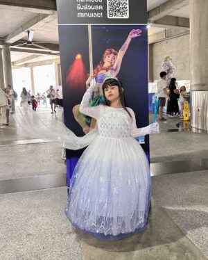 Tawan Jarujinda Instagram - ไปดู Elsa ทั้งที เบาได้หรอ ความอลังมันอยู่ที่สุ่มแหละ จบงาน ถอดตั้งแต่ยังไม่ออกจากฮอล #มียาค่ะ #แก๊งยันหว่าง #lovelymiyah #DisneyOnlceBKK2024 #ดิสนีย์ออนไอซ์
#LiveNationTero