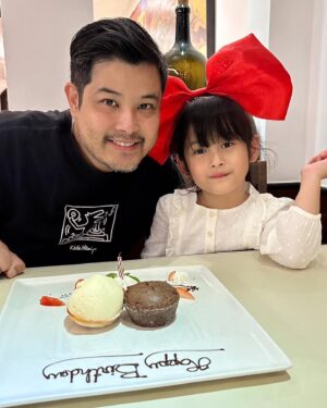 Tawan Jarujinda Instagram - สุขสันต์วันเกิดคนตลกของพ่อ 6ขวบแล้ว รักหนูที่สุดเลย วันเกิดพ่อทำงานอดอยู่ด้วยกันแต่เห็นหนูมีความสุขพ่อก็มีความสุข #lovelymiyah
