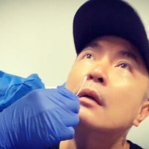 Tay Ping Hui Instagram - Heading into Malaysia again! So yeah another Swab test. 
TBH, after experiencing it for the 5th time, it really ain’t that bad, unless the person doing it screws it up big time. 
It should be ticklish and rather uncomfortable, and tears will definitely flow. But you really shouldn’t be feeling a sharp, prolonged painful burning sensation during and after the procedure. If you do, the guy ain’t doing it properly. Trust me, I kenna once.
Happy Monday y’all!

得再次进入马来西亚了。所以得再次进行新冠测试。
坦白说，第五次了，还真的没有那么恐怖。除非那个为我们作测试的人犯错。
测试棉花深入鼻腔是，应该是一股及痒又不舒服的感觉，眼泪也肯定会流。但绝对不应该感觉到极度的疼痛的。如果真的如此，那你就知道那个人做错了。相信我，我可是过来人。
祝大家星期一快乐！

#taypinghui #郑斌辉#taypinghuisayone #monday #mondaymood #travel #covid_19 #swab