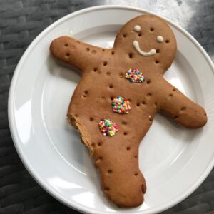 Tay Ping Hui Instagram - What do y’all think I am gonna do to the gingerbread man? 
Yeah, i gonna make it slow and poetic. 😈😈😈
Sorry dude, too bad you ran into a gingerbread killer. You tasted yummy.

我会怎样对待这姜饼先生？
慢慢滴，一步一步滴,让它五马分尸，支离破碎😈😈😈
你生前混得不错，可惜遇上我这姜饼杀手。安息吧！

#taypinghui #郑斌辉 #taypinghuieats #tgif #friday #gingerbread #weekend