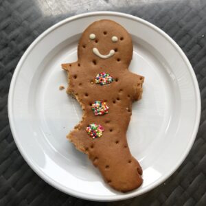 Tay Ping Hui Instagram - What do y’all think I am gonna do to the gingerbread man? 
Yeah, i gonna make it slow and poetic. 😈😈😈
Sorry dude, too bad you ran into a gingerbread killer. You tasted yummy.

我会怎样对待这姜饼先生？
慢慢滴，一步一步滴,让它五马分尸，支离破碎😈😈😈
你生前混得不错，可惜遇上我这姜饼杀手。安息吧！

#taypinghui #郑斌辉 #taypinghuieats #tgif #friday #gingerbread #weekend