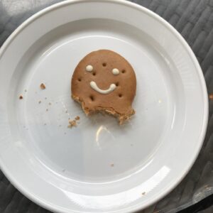Tay Ping Hui Instagram - What do y’all think I am gonna do to the gingerbread man? 
Yeah, i gonna make it slow and poetic. 😈😈😈
Sorry dude, too bad you ran into a gingerbread killer. You tasted yummy.

我会怎样对待这姜饼先生？
慢慢滴，一步一步滴,让它五马分尸，支离破碎😈😈😈
你生前混得不错，可惜遇上我这姜饼杀手。安息吧！

#taypinghui #郑斌辉 #taypinghuieats #tgif #friday #gingerbread #weekend