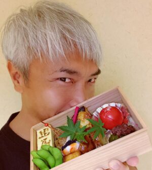 Tay Ping Hui Instagram - Yes... let me start my week with my face of greed...😋😋😋
Freshly delivered, as good as awesome. 
Monday blues got nothing on me when I am chomping my favorite chow.
Happy Monday y’all!

就让我以贪吃的笑脸面对接下来的一周！送到嘴边，新鲜至极！
美食当前，面对什么都不怕！
周一快乐！

#taypinghui #郑斌辉 #taypinghuieats #monday #mondaymotivation #mondayblues #mondaymood #sushi #sushilovers #tatsuyajapaneserestaurant #staysafe #sg #sgunited