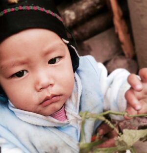 Tay Ping Hui Instagram - #throwback to trekking in the high mountains and staying in remote villages only accessible by a zip line across treacherous roaring rapids. 
Some like to take pictures of sceneries but for me, it’s very much about the people…

回顾旅途，徒步云间山岭，居住难以到达的遥远村庄，回忆无限。
有些人喜欢拍摄地点景色，我较喜欢捕捉当地人的风采。
多多指教。

#taypinghui #郑斌辉 #travel #travelphotography #china ，#throwbackthursday