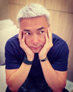 Tay Ping Hui Instagram - Every last day of the year, we promise ourselves to be a better parent, a better child, a better sibling, a better boss, a better worker, a better something. 
If I may sum it all up, let us all strive to be a better version of ourselves this coming year, every day. 
HAPPY 2021 y’all!!!

每年的最后一天，我们都会告诉自己，明年要做一个更好的爸爸妈妈 ，更乖的孩子，更好的兄弟姐妹，更好的老板，更好的员工。
简单来说，希望明年可以让自己成为比现在更棒的一个版本！
祝大家2021快乐！

#taypinghui #郑斌辉 #taypinghuisayone #happy2021 #newyearseve #resolution #better