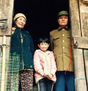 Tay Ping Hui Instagram - #throwback to trekking in the high mountains and staying in remote villages only accessible by a zip line across treacherous roaring rapids. 
Some like to take pictures of sceneries but for me, it’s very much about the people…

回顾旅途，徒步云间山岭，居住难以到达的遥远村庄，回忆无限。
有些人喜欢拍摄地点景色，我较喜欢捕捉当地人的风采。
多多指教。

#taypinghui #郑斌辉 #travel #travelphotography #china ，#throwbackthursday