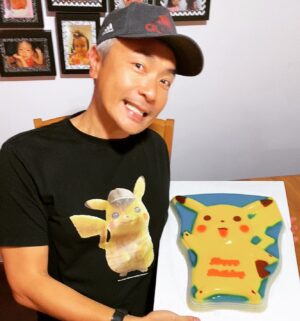 Tay Ping Hui Instagram - Kenna exposed when your cake and T-shirt has the same fella.
Ok I admit. I am a closet Pikachu fan. 😜

当衣服和蛋糕都是同一个人物时，被揭发了。
好吧，我承认，我是一个皮卡丘迷。😜

#taypinghui #taypinghuisayone #pikachu #皮卡丘 #pokemon #birthdaycake