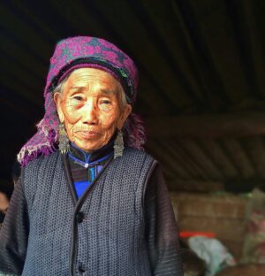 Tay Ping Hui Instagram - #throwback to trekking in the high mountains and staying in remote villages only accessible by a zip line across treacherous roaring rapids. 
Some like to take pictures of sceneries but for me, it’s very much about the people…

回顾旅途，徒步云间山岭，居住难以到达的遥远村庄，回忆无限。
有些人喜欢拍摄地点景色，我较喜欢捕捉当地人的风采。
多多指教。

#taypinghui #郑斌辉 #travel #travelphotography #china ，#throwbackthursday