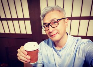 Tay Ping Hui Instagram - You know it's gonna be a good day when you arrive on set and there's a cup coffee waiting for you. In the way that I like it.
Kopi O gao gao, no milk, no sugar for me. How do you like yours?

一到片场，就看到一杯热腾腾，根据我喜好而泡制的咖啡等着我。瞬间觉得今天将会是美好的。
无糖无奶的加浓黑咖啡，乃我最爱也。你呢？

#taypinghui #taypinghuisayone #taypinghuiinsg #kopi #coffeelover #actor #actorslife #wednesday #humpday