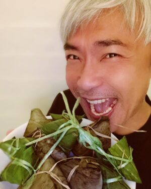Tay Ping Hui Instagram - Believe it when I say it’s harder than it looks.

The first time I tried to wrap the Bak zhang it ended up looking like a Ketupat. The second time I tried it ended up like an Onigiri. Given my OCD, trying to get it into a symmetrical, proportionately perfect Pyramidal dumpling, took me plenty of swearing, effort and patience. 
Isn’t it interesting that somehow, when you make something yourself, its always more satisfying when you consume it?  I guess that what “you reap what you sow” means.  And so we’re left with the final question: “Do you prefer Sweet? Or Salty?” .
Happy Duanwu Festival, or as I like to call it, Happy Bak Zhang Day y’all!

不得不承认，包粽子看似简单，却一点都不容易。
其实蛮丢人的，第一次尝试，处女粽就像个马来饭团（方型）。第二次尝试包得像个日本饭团🍙🤦🏻‍♂️. 加上我这个患有强迫症倾向的瓜，令我抱有务必包得完美无差方休的执著，不知浪费了多少无辜的食材。

不知你同不同意，说到吃饭，还是吃自己做的东西比较有味道的。可能这就是常言”一份耕耘，一分收获”的道理吧。
接下来只剩下最后问题：”你喜欢甜的粽子，还是咸的？”
祝兄弟姐妹们端午节安康！

#taypinghui #郑斌辉 #taypinghuieats #dragonboatfestival #dumplings #端午节 #youreapwhatyousow #effort #bakzhang #happy #yummy #staystrong #sgunited