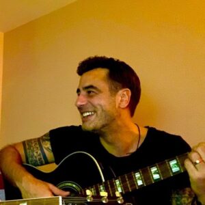 Tayanç Ayaydın Instagram - Gitarlı günler başlar:)) #musicforthesoul #goodvibesonly #alwayssmiling #jamsession #arkadaslar #muzik #happiness #güzelgeçirilenvakitler #mutluluk #hepgülümse