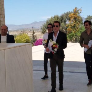 Tayanç Ayaydın Instagram - Bugün değerli oyuncu arkadaşlarımla beraber büyüklerimiz rahmetli Sayın Rauf Raif Denktaş ve Sayın Doktor Fazıl Küçük’ün anıt mezarlarında bayram ziyareti yaptık. Işıklar içerisinde uyusunlar. 🙏🏼 Sevgi ve özlemle… 🕊 @ahmtkural @serkancayoglu @devrimsaltoglu #raufdenktaş #fazılküçük